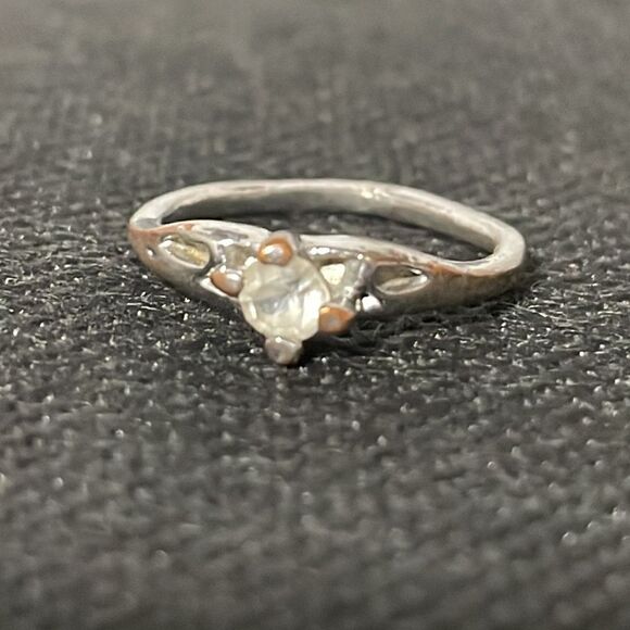 Thin ring with a white gem - Picture 1 of 7